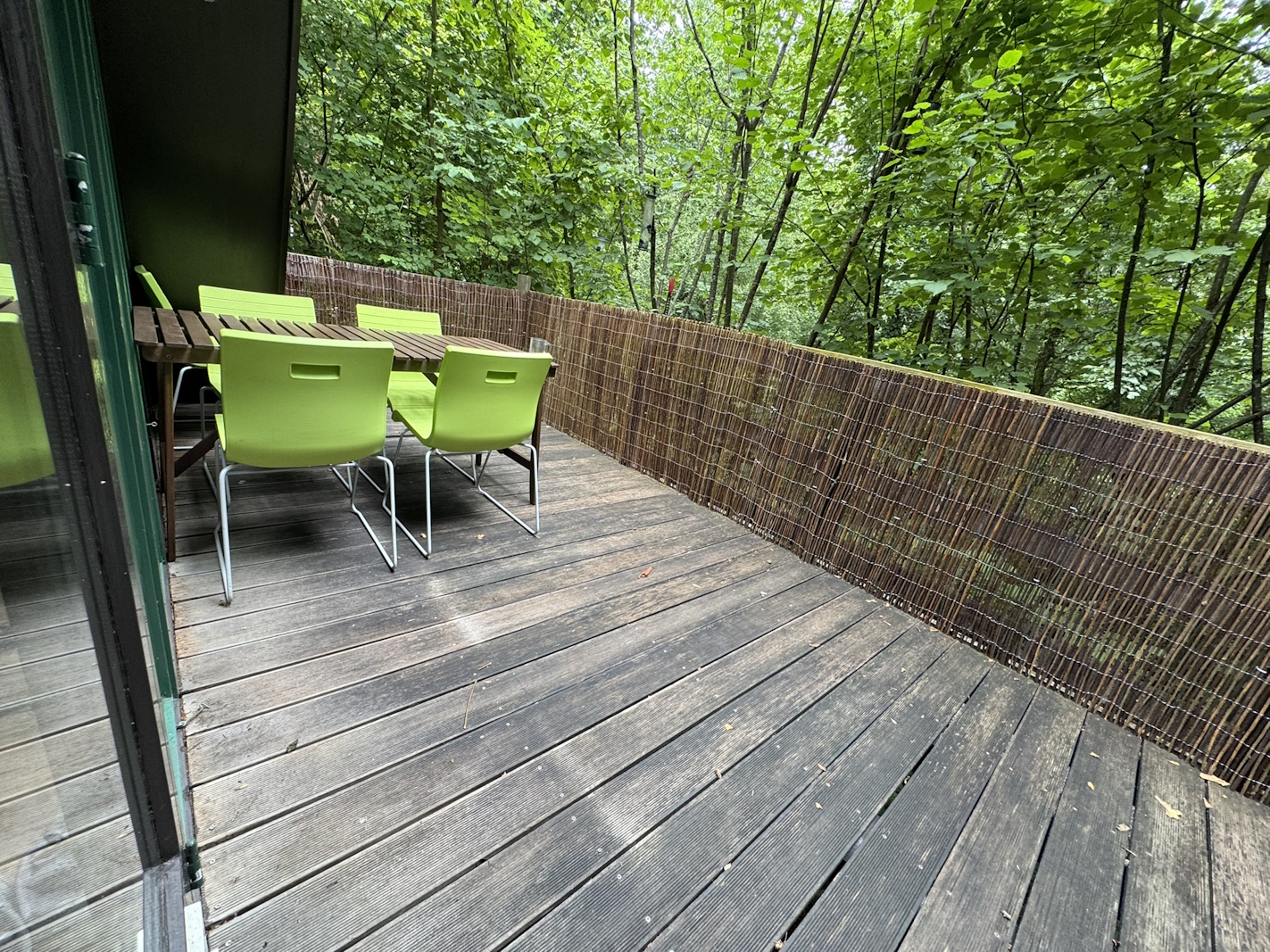 Ruim balkon waar je heerlijk buiten kunt ontspannen en genieten van de omgeving.