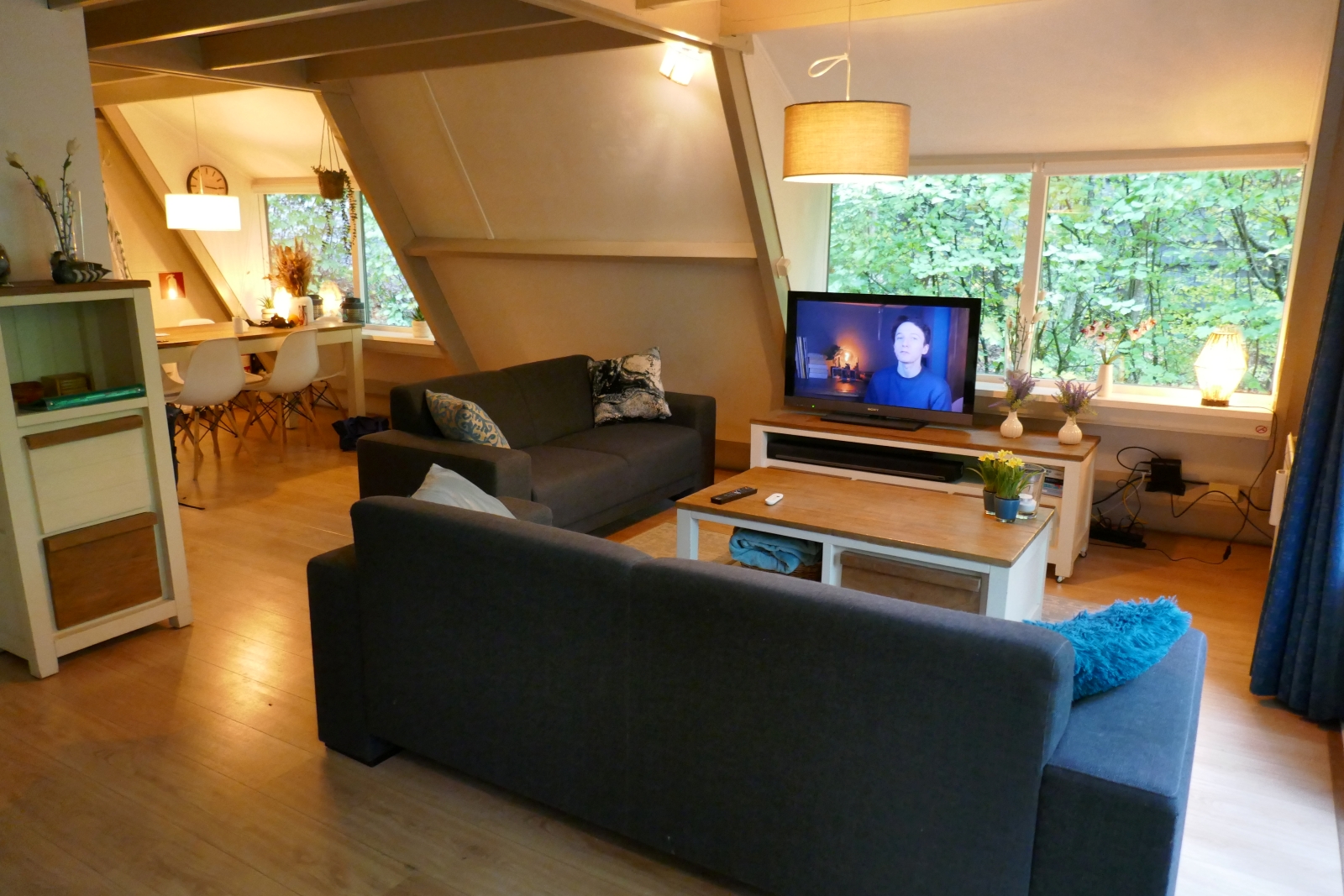 Knusse woonkamer met uitzicht op het bos