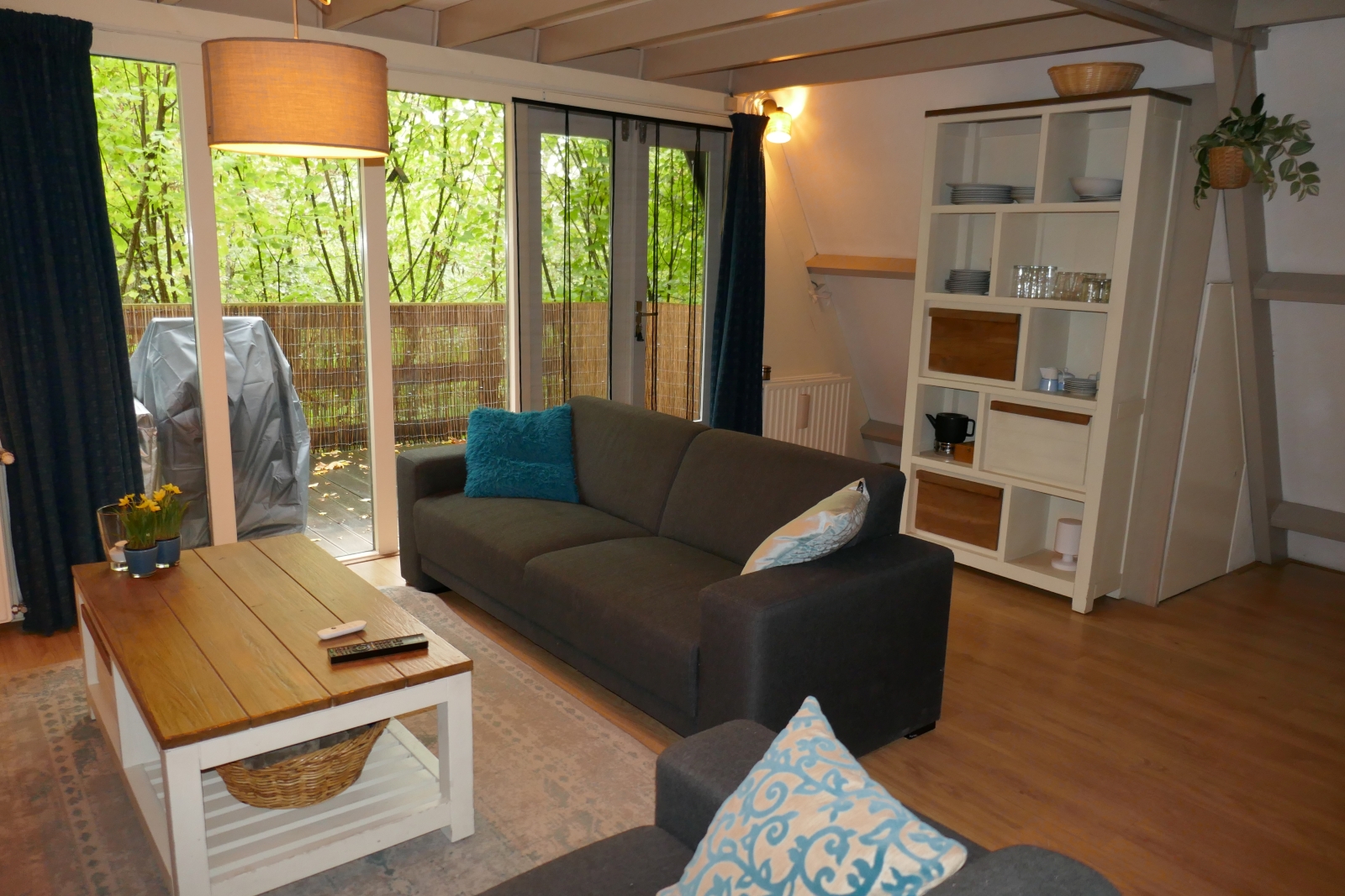Knusse woonkamer met uitzicht op het bos