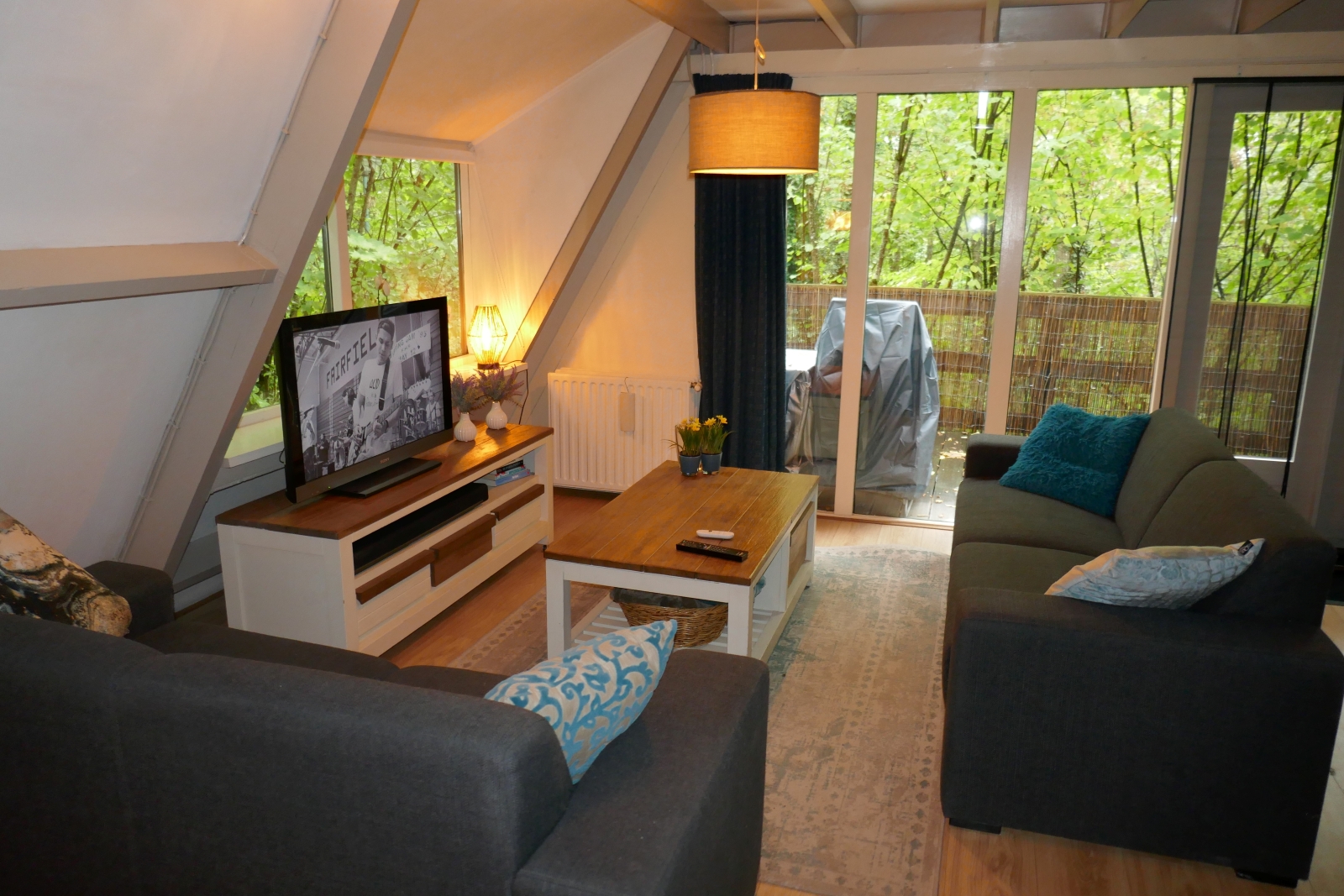 Knusse woonkamer met uitzicht op het bos